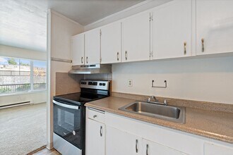 Raymond Apartments in Portland, OR - Building Photo - Interior Photo