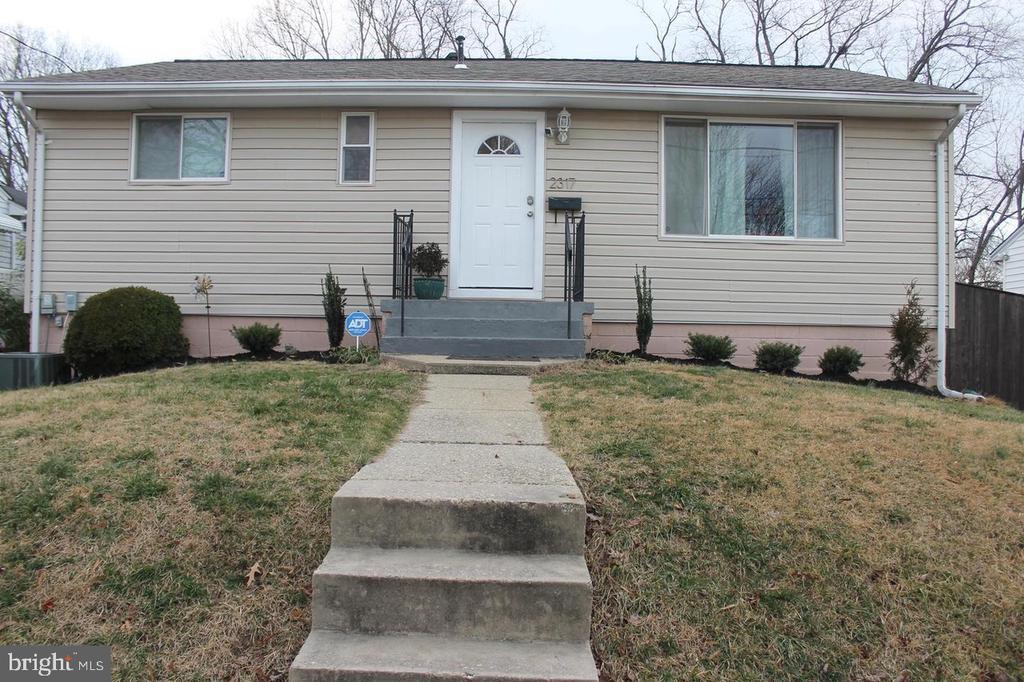 2317 Roslyn Ave in District Heights, MD - Building Photo