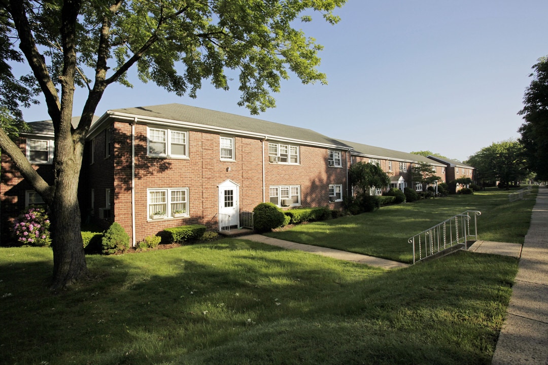 The Gainsborough Cooperative in River Edge, NJ - Foto de edificio