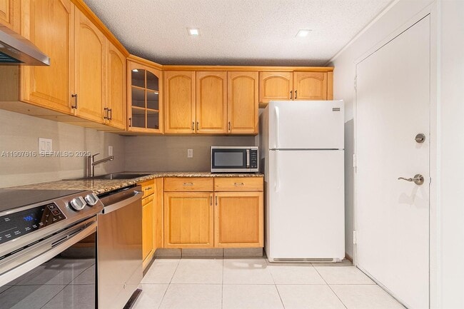 2821 N Miami Beach Blvd in North Miami Beach, FL - Foto de edificio - Building Photo