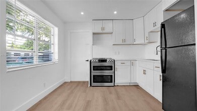 32 SW 9th St in Hallandale Beach, FL - Building Photo - Building Photo