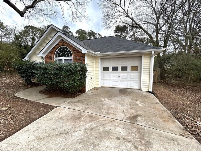 305 Spring Lake Ct in Athens, GA - Building Photo - Building Photo