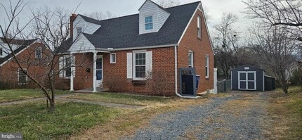 423 Happy Creek Rd in Front Royal, VA - Building Photo - Building Photo