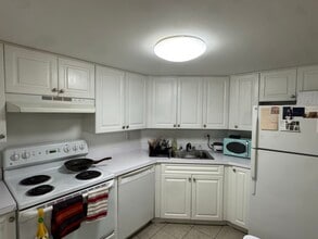 1533 Beacon St, Unit 2A in Brookline, MA - Foto de edificio - Building Photo