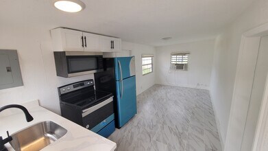 1174 NW 101st St, Unit 2 in Miami, FL - Building Photo - Building Photo