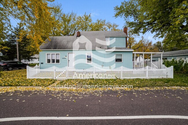 1305 N 2nd St in Pekin, IL - Foto de edificio - Building Photo