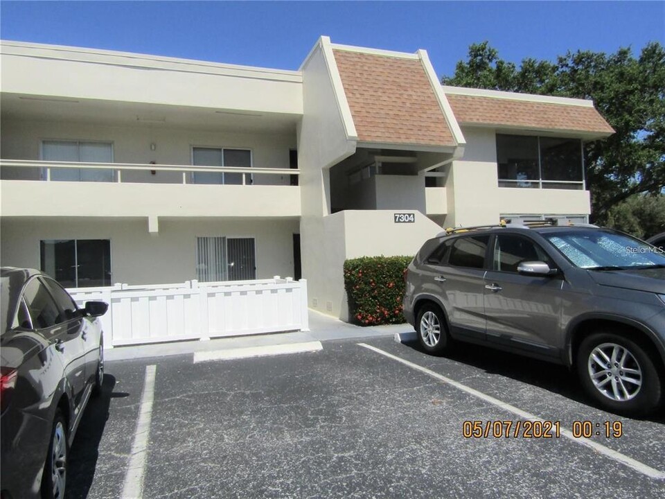 7304 W Country Club Dr N in Sarasota, FL - Building Photo