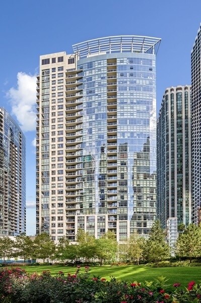 201 N Westshore Dr in Chicago, IL - Building Photo