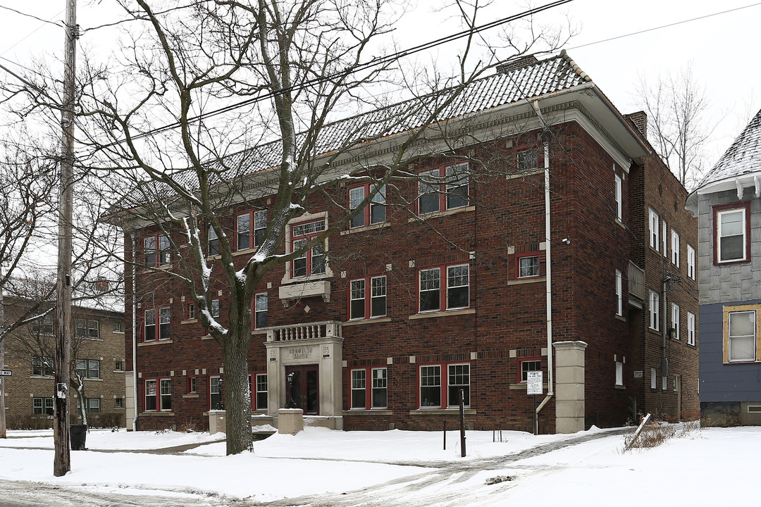 Brooklyn Manor in Cleveland, OH - Building Photo