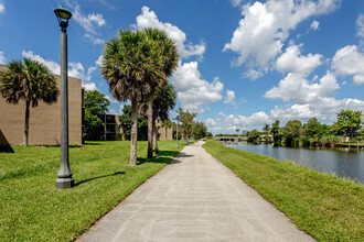 Hawaiian Palms in Fort Lauderdale, FL - Building Photo - Building Photo