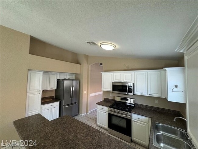 8229 W Gilmore Ave in Las Vegas, NV - Building Photo - Building Photo