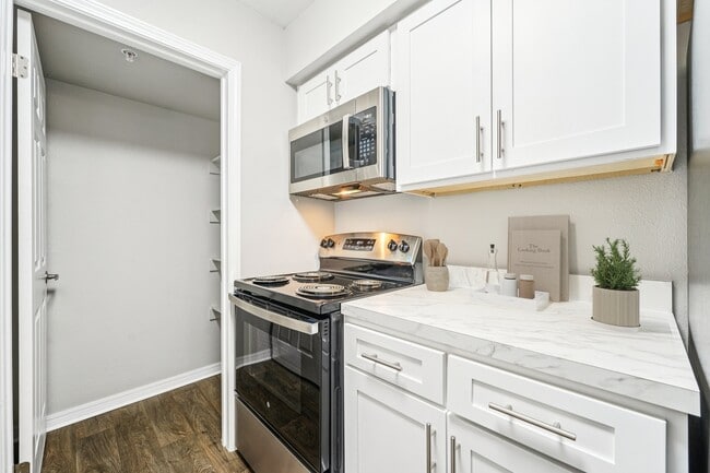 The Warwick in Oklahoma City, OK - Foto de edificio - Building Photo