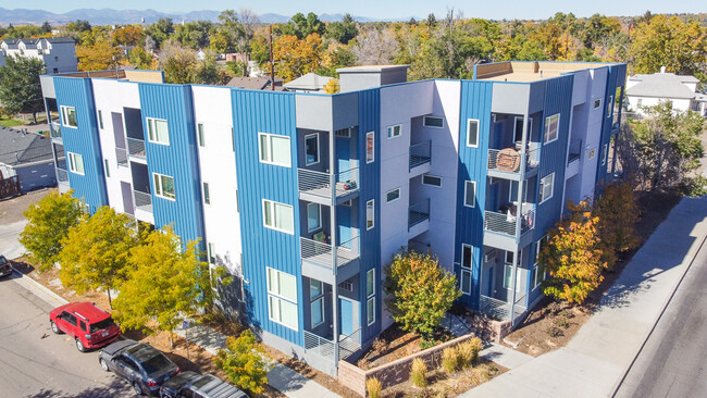 Sheridan Station Lofts in Lakewood, CO - Foto de edificio - Building Photo