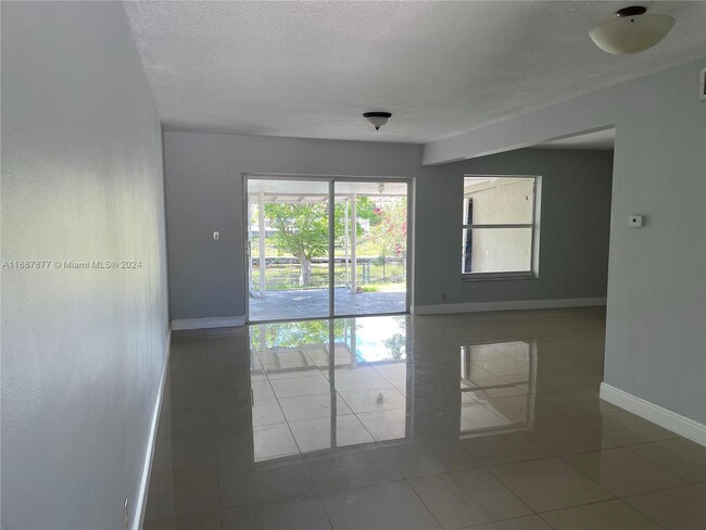 253 Sunshine Dr in Coconut Creek, FL - Foto de edificio - Building Photo