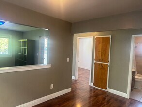 2863 Helen St, Unit A in Oakland, CA - Foto de edificio - Building Photo