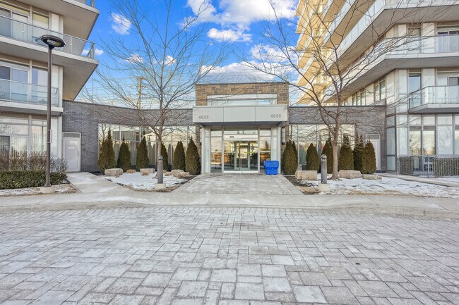 4633 Glen Erin Dr in Mississauga, ON - Building Photo - Building Photo
