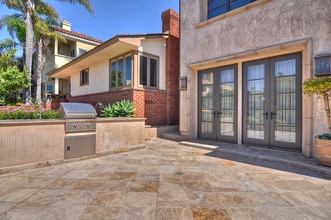 222 Iris Ave in Newport Beach, CA - Building Photo - Building Photo