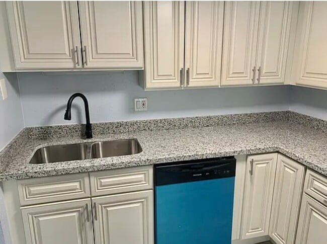 811 Vouray Dr in Kenner, LA - Building Photo - Building Photo