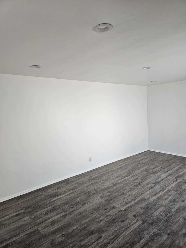 6810 S Van Ness Ave, Unit 6810 in Los Angeles, CA - Building Photo - Building Photo