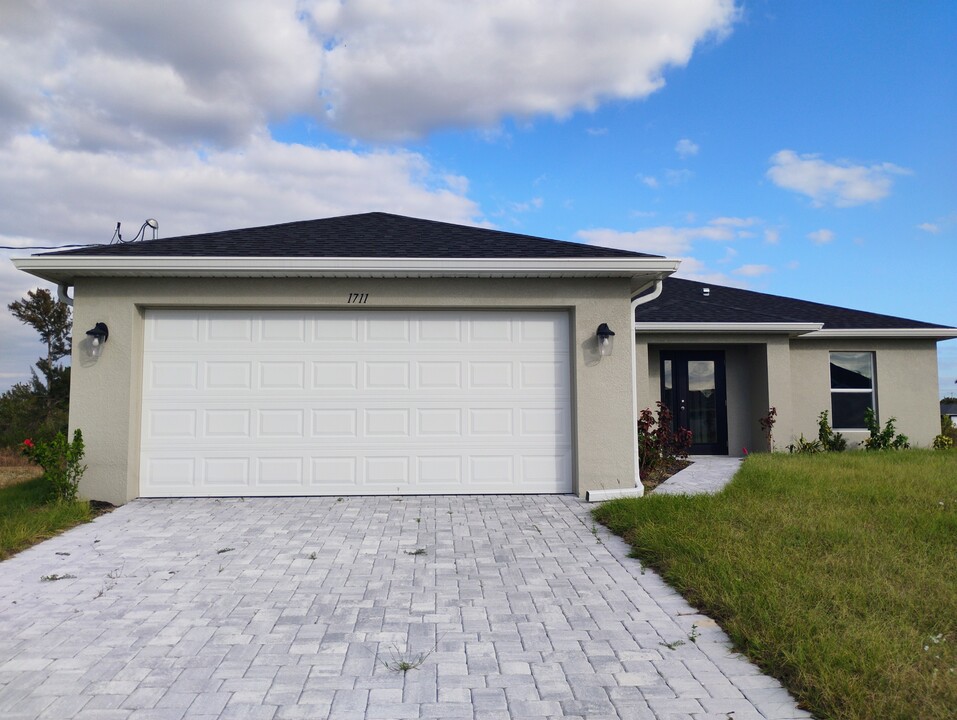 1711 NW 7th Ave in Cape Coral, FL - Building Photo