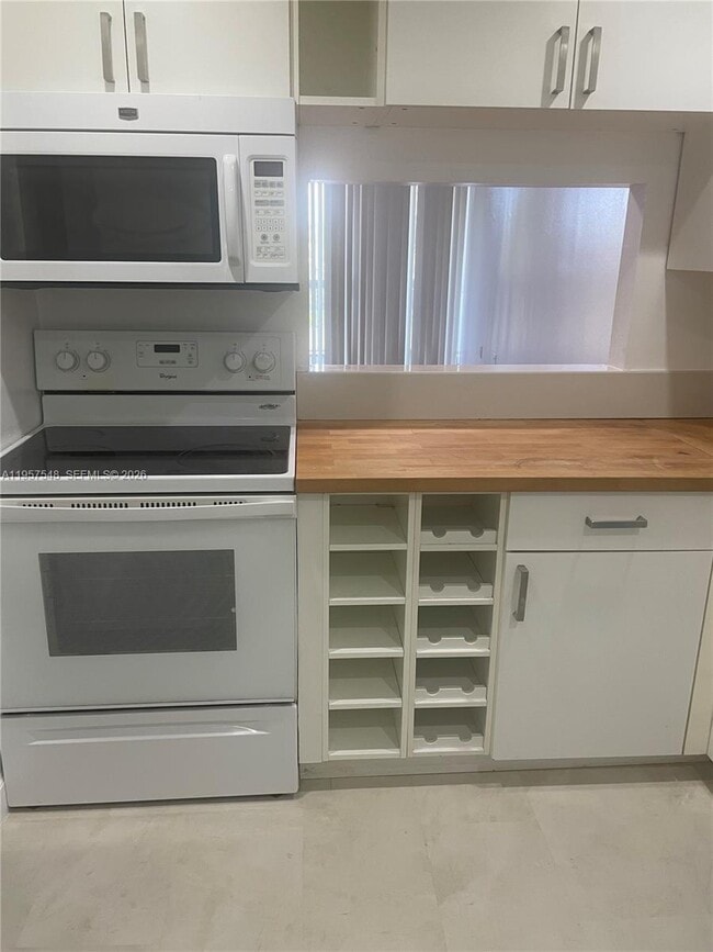 10525 SW 112th Ave in Miami, FL - Building Photo - Building Photo