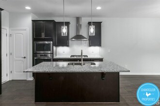 2010 Chipley Dr in Cary, NC - Foto de edificio - Building Photo