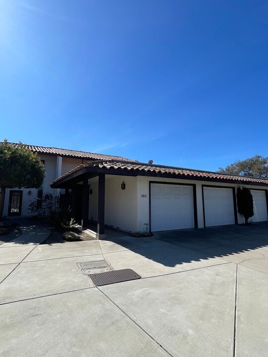282 Oakwood Cir in Lompoc, CA - Building Photo