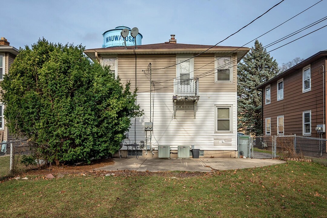 8321 W Dana St, Unit 8323 in Milwaukee, WI - Building Photo