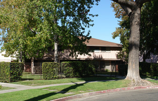 14260 Village Way in Westminster, CA - Foto de edificio - Building Photo