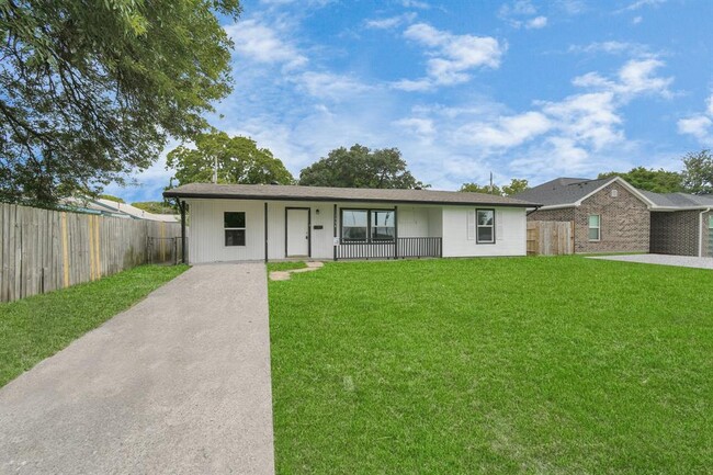 1534 Wayside Dr in Texas City, TX - Building Photo - Building Photo