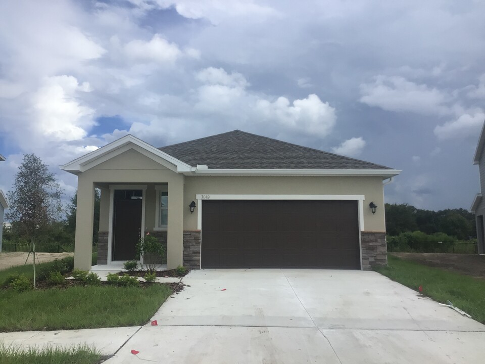 1049 Walden Pond Dr in Plant City, FL - Building Photo