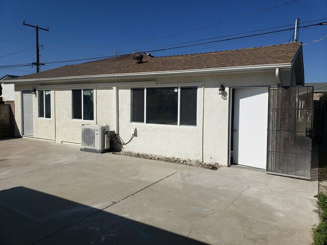 18501 Clarkdale Ave in Artesia, CA - Foto de edificio - Building Photo