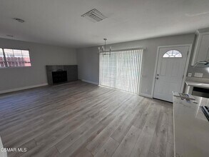 22630 Gilmore St in Los Angeles, CA - Foto de edificio - Building Photo