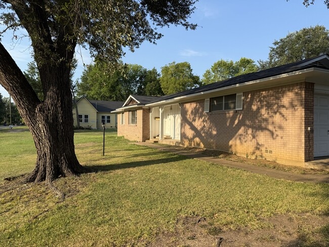 915 N Spring St in Grand Saline, TX - Building Photo - Building Photo