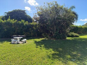 5930 Whispering Pine Way in Greenacres, FL - Foto de edificio - Building Photo