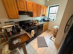 1942 Beacon St, Unit 1 in Boston, MA - Building Photo - Building Photo