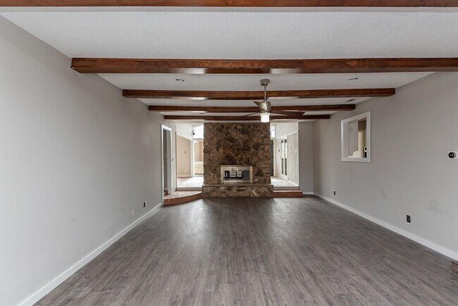 228 Plainview Dr in Hurst, TX - Foto de edificio - Building Photo