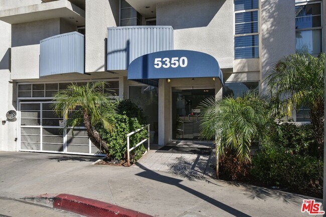 5350 White Oak Ave, Unit 408 in Los Angeles, CA - Building Photo - Building Photo