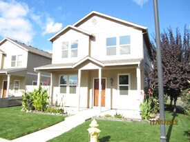 389 Cascade Dr in Central Point, OR - Building Photo