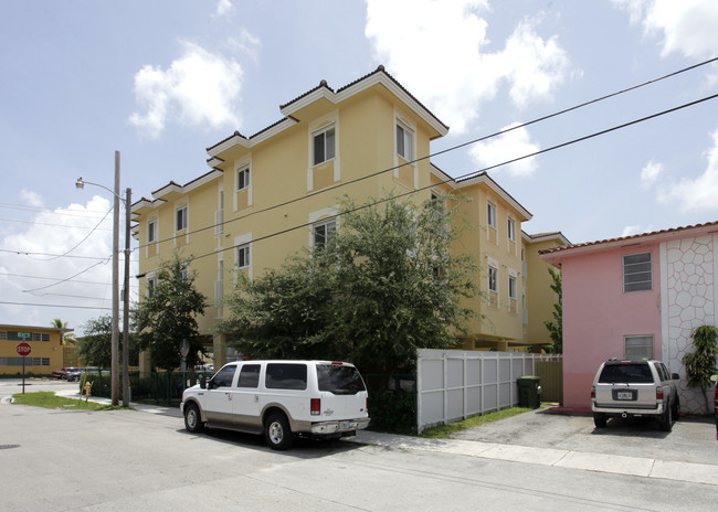 26 NW 47th Ave in Miami, FL - Foto de edificio - Building Photo