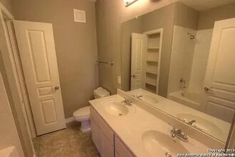 528 Refugio St in San Antonio, TX - Building Photo - Building Photo