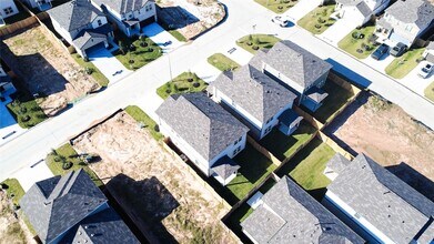 211 Forest W St in Magnolia, TX - Foto de edificio - Building Photo