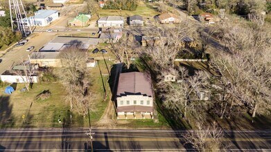 411 Kaufman St in Newton, TX - Foto de edificio - Building Photo