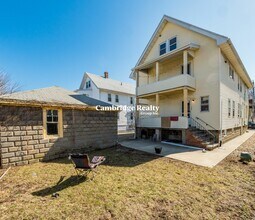 99 2nd St, Unit 1 in Medford, MA - Foto de edificio - Building Photo