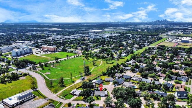 530 Westshire Dr in Houston, TX - Building Photo - Building Photo