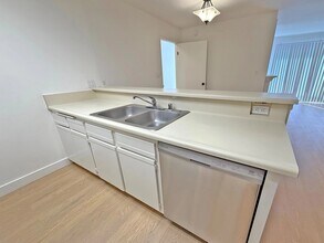 1321 N Vista St, Unit 205 in Los Angeles, CA - Foto de edificio - Building Photo