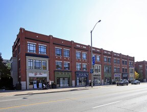 165-179 Lakeshore Rd E in Mississauga, ON - Building Photo - Building Photo