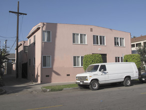 727 Olive Ave in Long Beach, CA - Foto de edificio - Building Photo