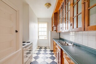 214 York Queen in Kitchener, ON - Building Photo