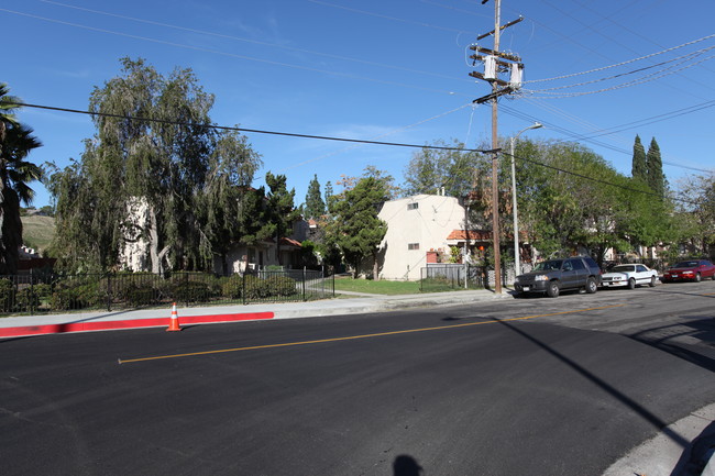 9015 Owensmouth Ave in Canoga Park, CA - Building Photo - Building Photo